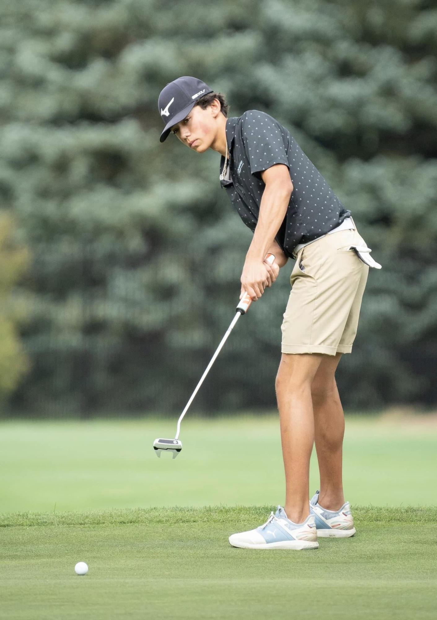 Daniel Meyer putts at State Golf